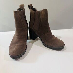 UGG Women's Hazel Waterproof Suede Boot Size 8